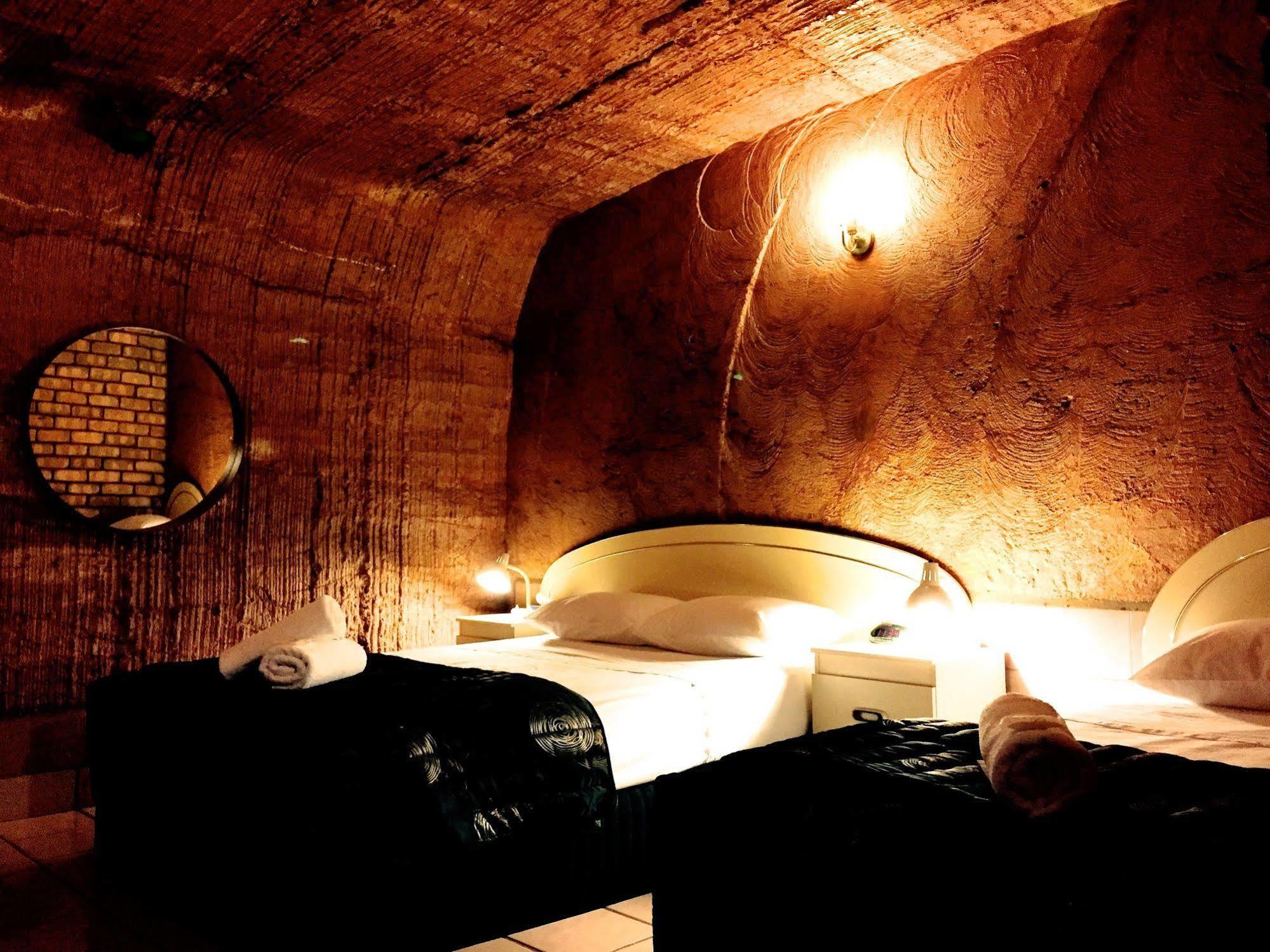 The Lookout Cave Underground Motel คูเบอร์เพดี ภายนอก รูปภาพ