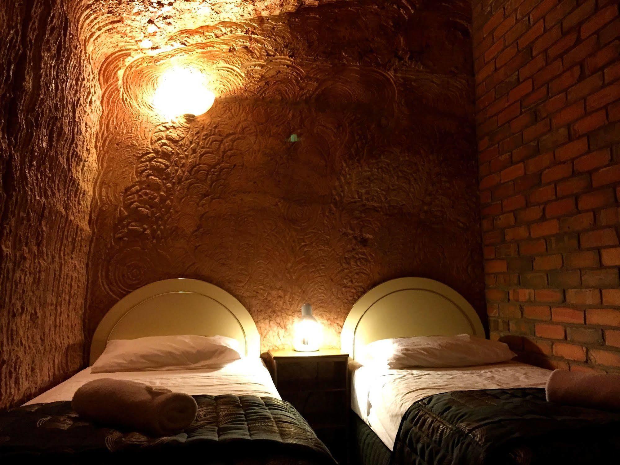 The Lookout Cave Underground Motel คูเบอร์เพดี ภายนอก รูปภาพ
