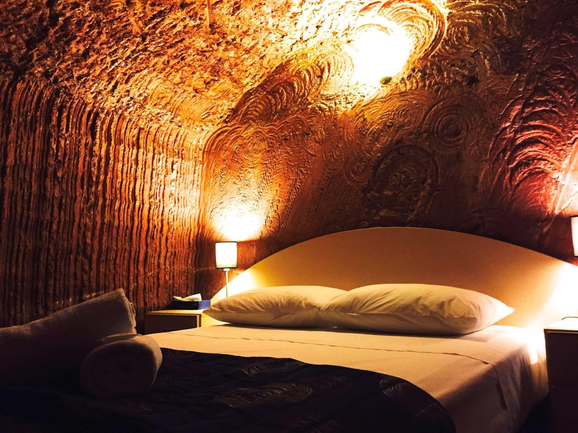 The Lookout Cave Underground Motel คูเบอร์เพดี ภายนอก รูปภาพ